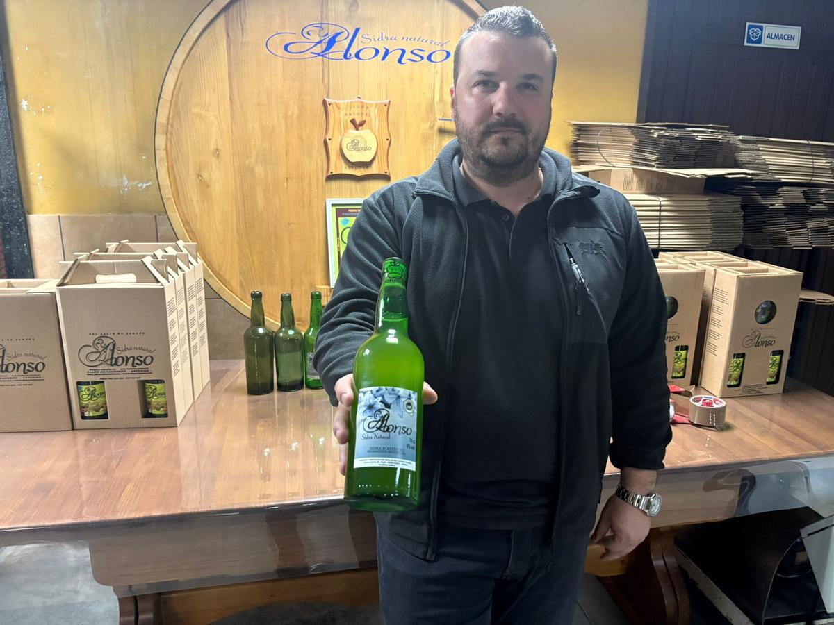 Javier Díaz con una botella de sidra DOP del Llagar Alonso
