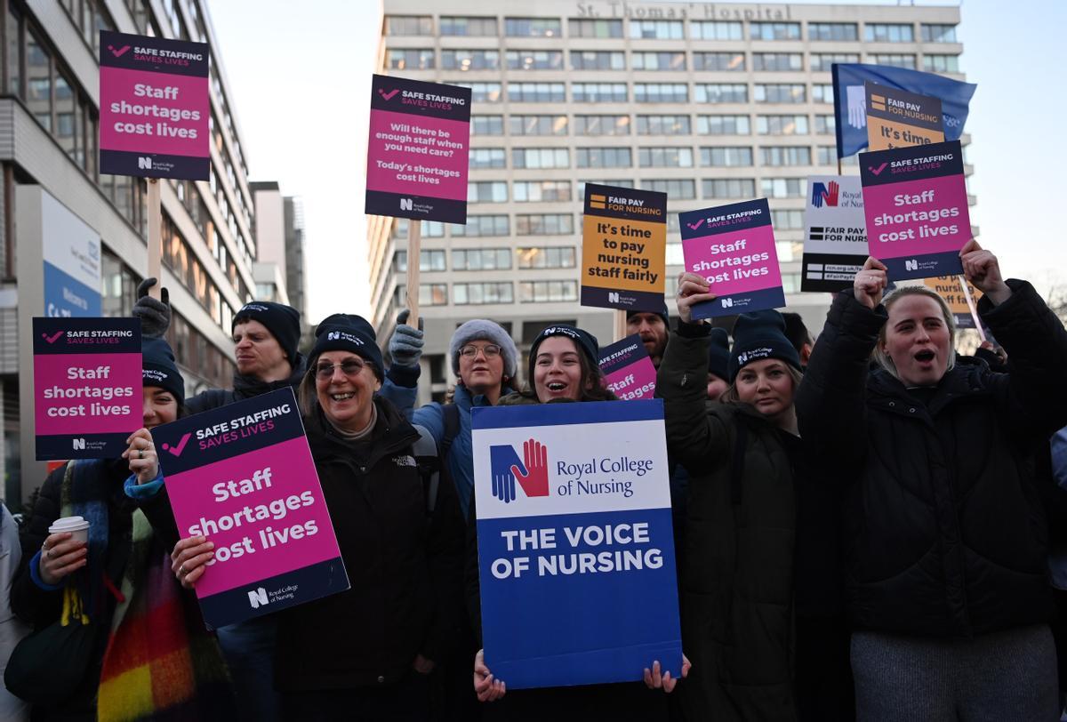 Enfermeras del sistema público de salud británico (NHS, por sus siglas en inglés), protestan frente al Hospital St. Thomas, en Londres.