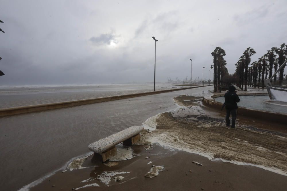 Efectos del temporal en la playa de la Malvarrosa.