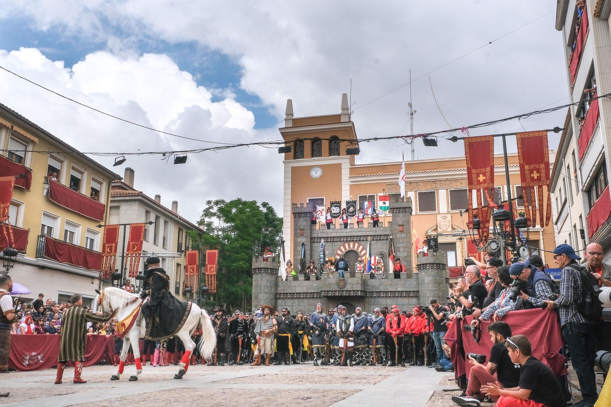 Los moros conquistan el castillo bajo la lluvia. Así ha sido la embajada mora de las fiestas de Elda