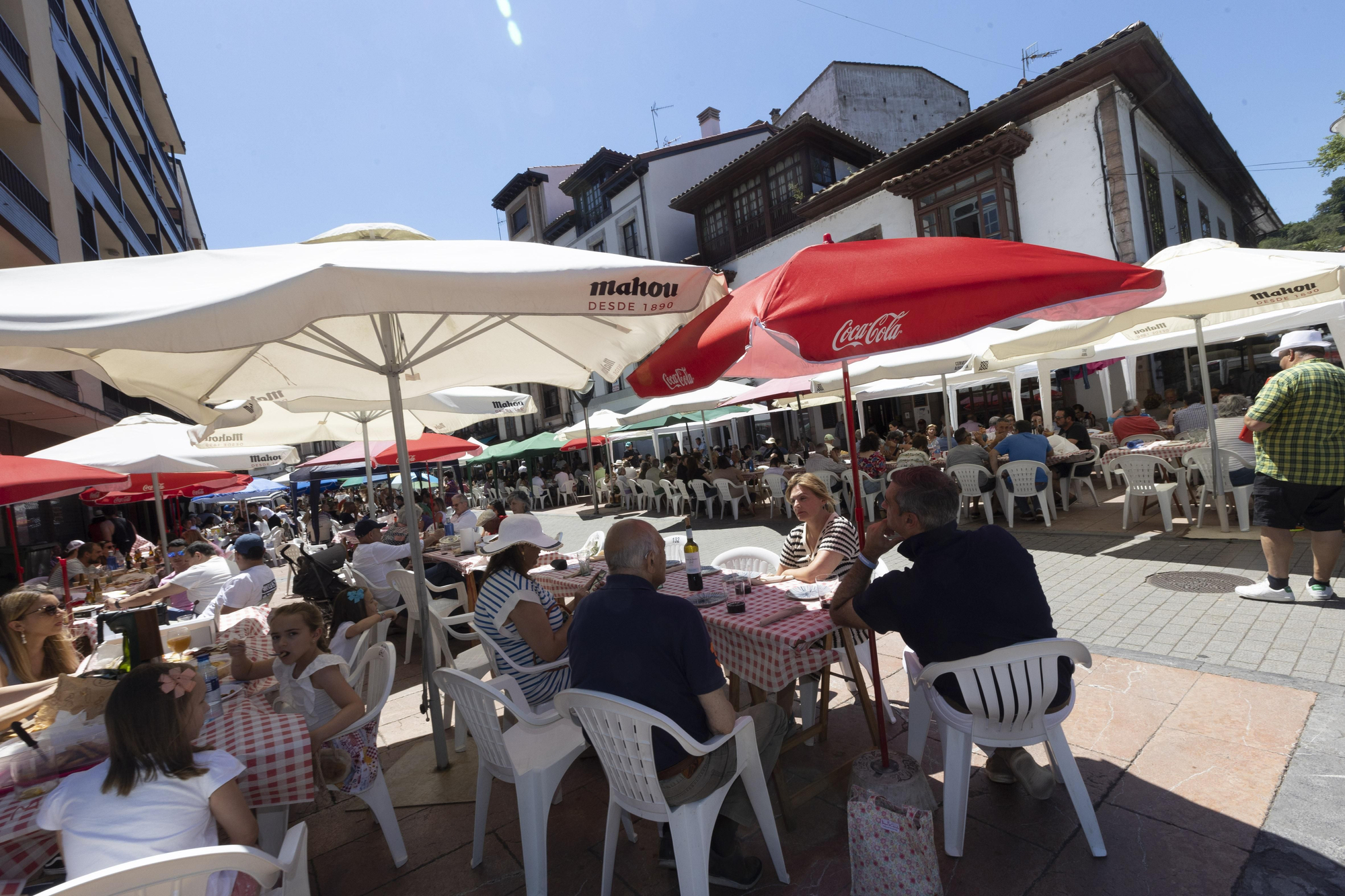 En imágenes: así fue la comida en la calle de Grado