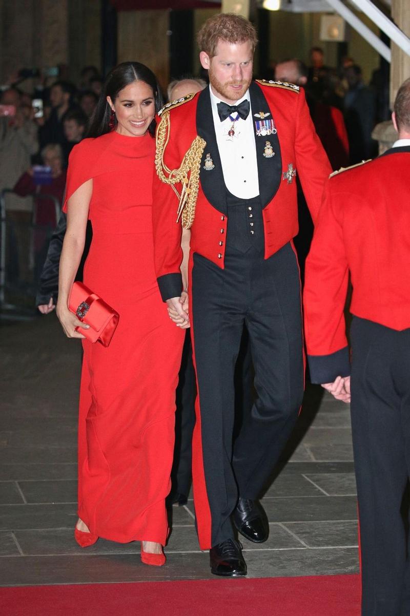 Los Duques de Sussex conjuntados con look en color rojo