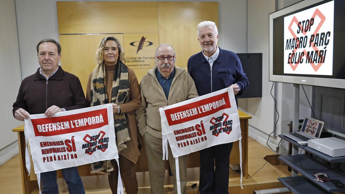 Membres de la plataforma Stop Macro Parc Eòlic Marí