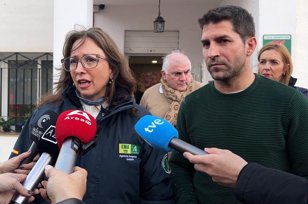 La delegada de la Junta en Málaga, Patricia Navarro, y el alcalde de Casares, Juan Luis Villalón, atienden a los medios en el Puesto de Mando Avanzado de Emergencias que la Junta ha instalado en la costa de esta localidad de la Costa del Sol.