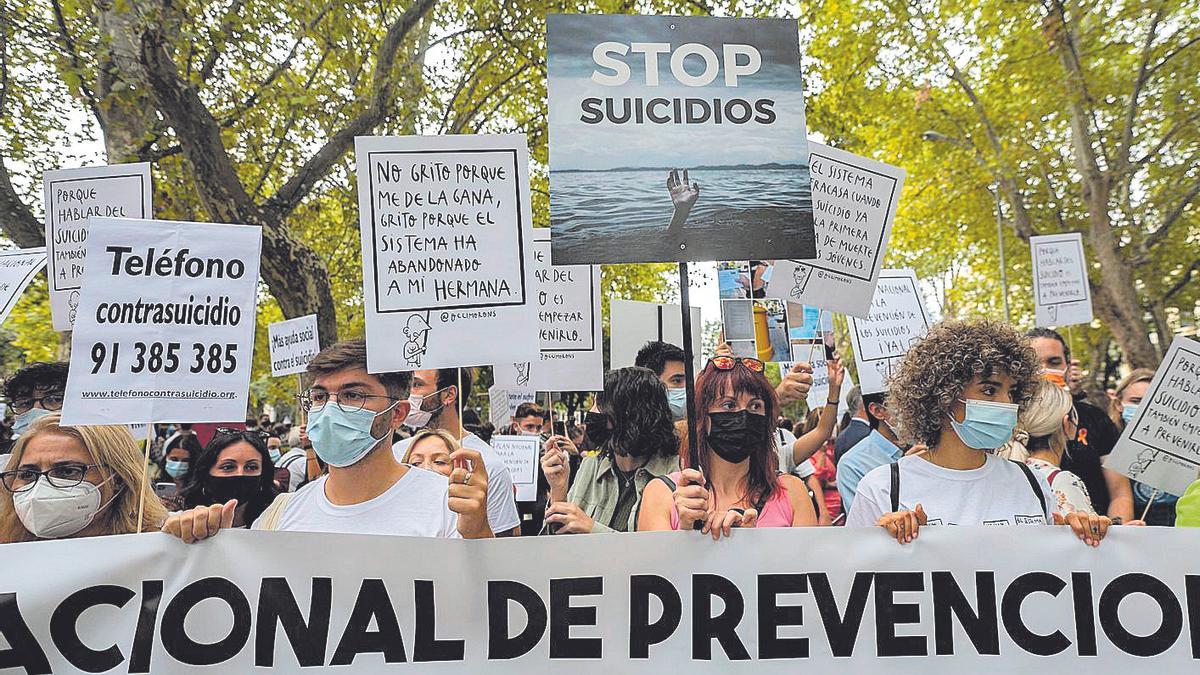 Varias personas en una manifestación por la prevención del suicidio.