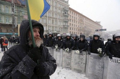 La policía ucraniana empezó hoy a dispersar a los manifestantes opositores que bloquean el acceso a los edificios del Gobierno en Kiev e irrumpió en la sede del principal partido opositor, Batkivschina