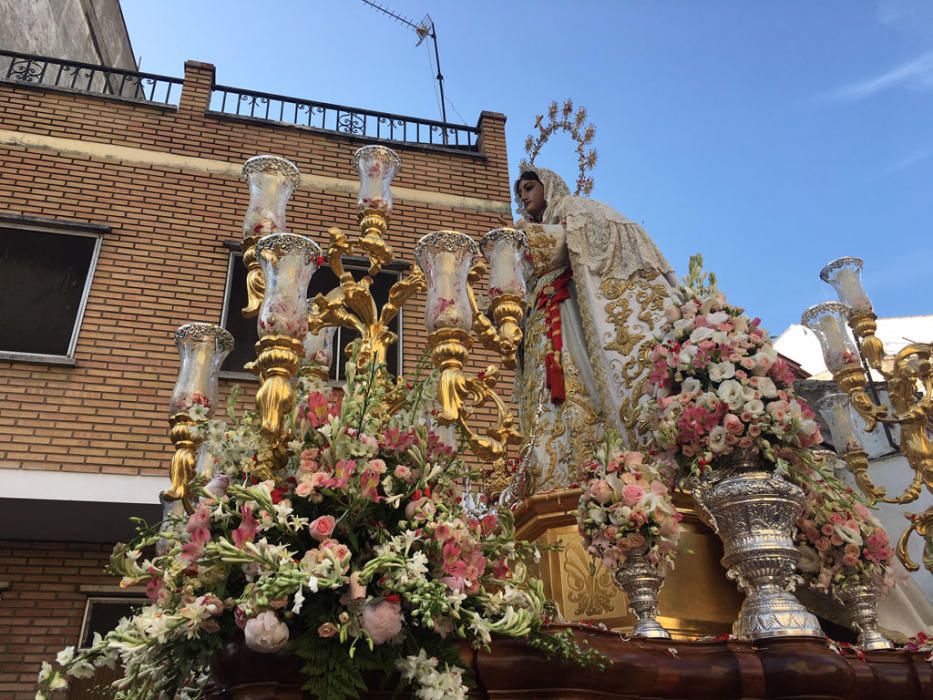 La cofradía del Rocío celebra estos días las vísperas de la solemnidad de Pentecostés y lo ha hecho este sábado con una procesión que ha comenzado a las 18.30 horas desde la casa hermandad