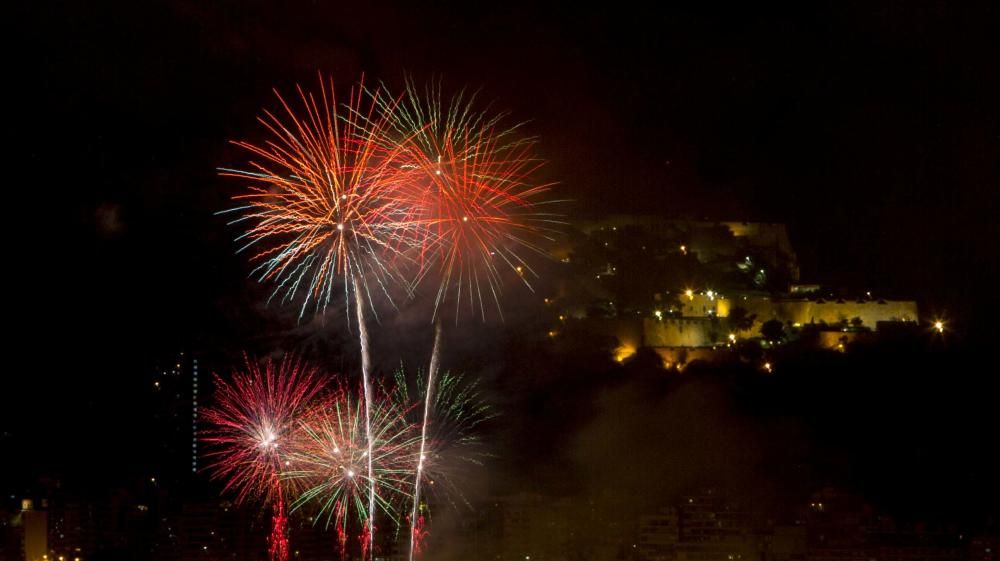 El concurso de fuegos artificiales desde la playa del Cocó llegó anoche a su ecuador con el disparo de la pirotecnia Ferrández, de Redován