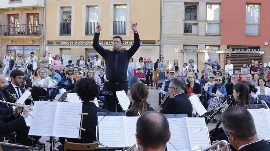 Un momento de la actuación de la Banda de Música municipal en el plaza del Ayuntamiento, con David Colado en la dirección. | Fernando Rodríguez