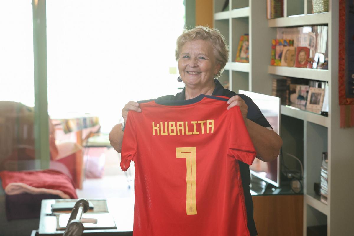 Valencia. VLC.SPD. "Kubalita" la primera portera de la selección española de fútbol femenino. FÚTBOL FEMENINO . EQUIPOS . SELECCIÓN ESPAÑOLA . VALENCIA CF . VCF . PRIMERA PORTERA DE LA SELECCIÓN ESPAÑOLA DE FÚTBOL FEMENINO . JUGADORAS . " KUBALITA " . CARMEN ARCE