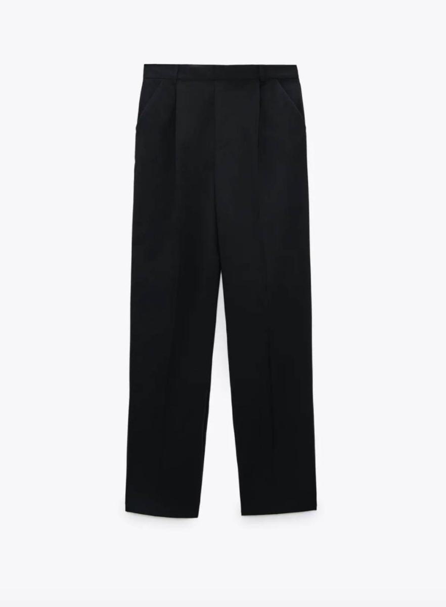 Pantalón negro de pinzas, de Zara