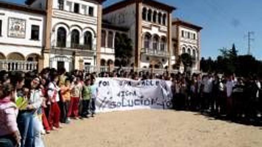 El colegio San Atón protesta por el mal estado de los accesos