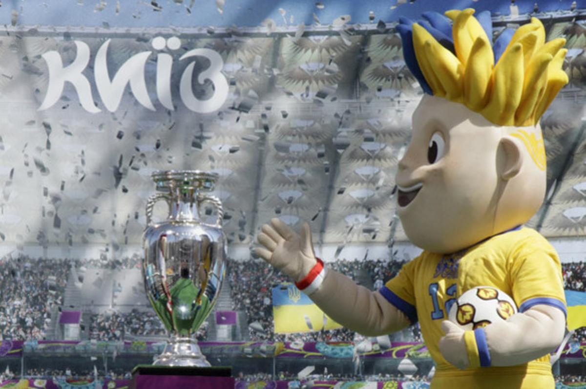 ’Slavko’, la mascota de l’Eurocopa 2012, presenta el trofeu del campionat europeu de futbol a Kíev (Ucraïna).