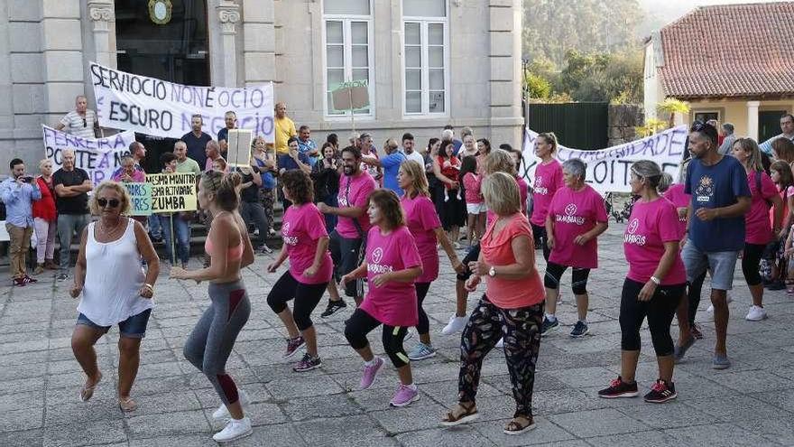 Un grupo de manifestantes realizaron una sesión de zumba durante la protesta.  // Jose Lores