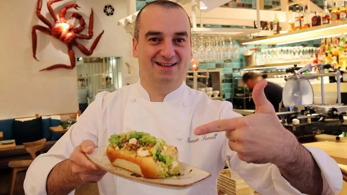 Romain Fornell, con el bocadillo de bogavante de Casa Tejada.