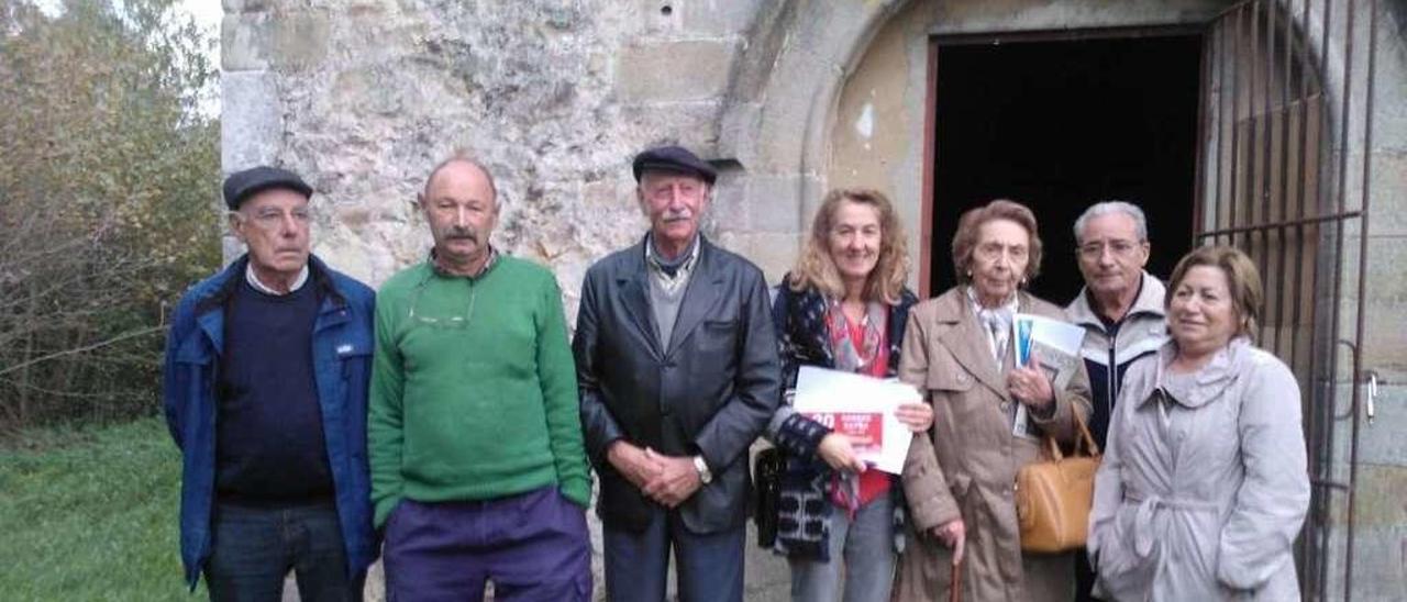 José Enrique Soto, José Manuel Rosete, José Antonio Martínez, Ana Fernández, Carmen González, José Manuel Gallego y Maribel Blanco, delante de la iglesia de Moru.