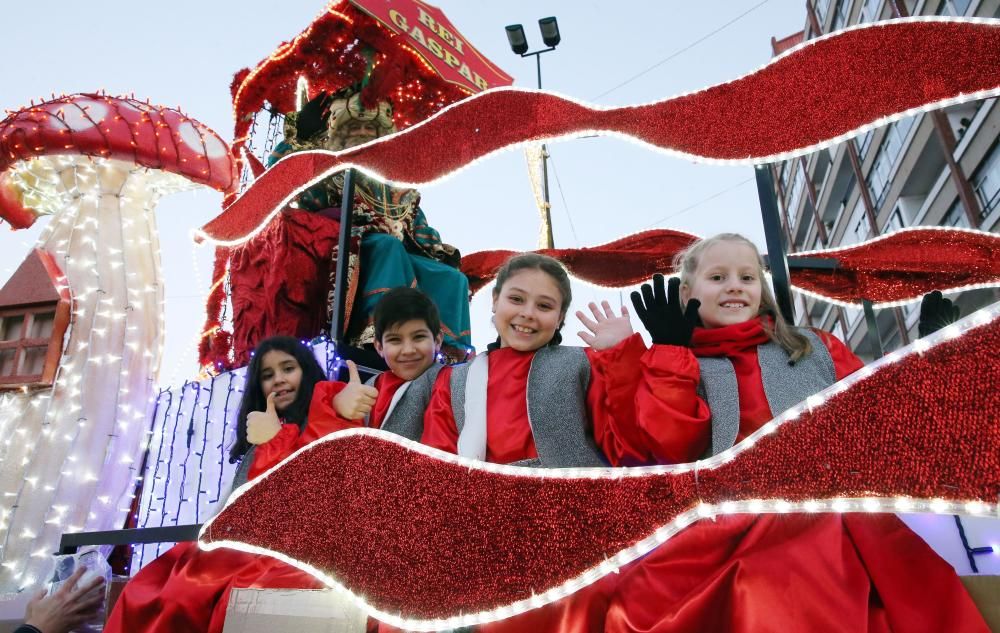 Miles de niños y niñas disfrutan junto a sus familias del desfile récord de la ciudad olívica. Melchor, Gaspar y Baltasar lanzaron caramelos desde sus carrozas.