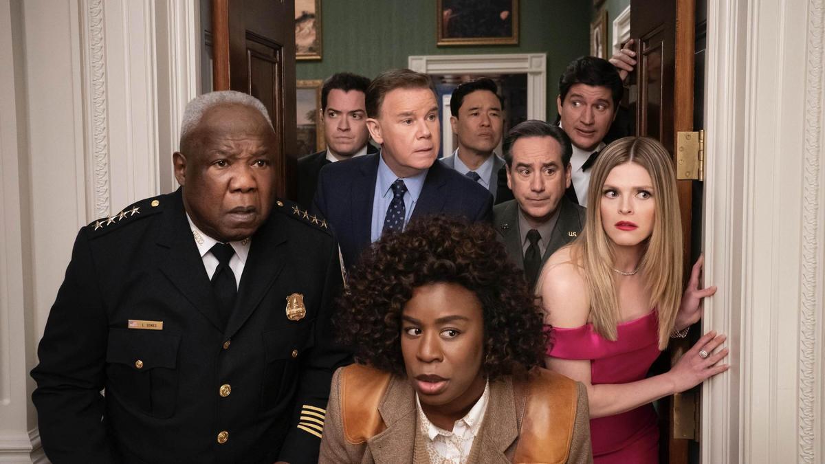 Uzo Aduba (abajo, en el centro) como la detective Cordelia Cupp, acompañada por otros miembros del reparto de 'La residencia'