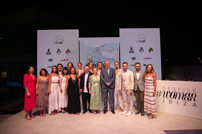La revista Woman celebra su 30 aniversario con un desfile de Adlib Ibiza en los jardines de Diario de Ibiza
