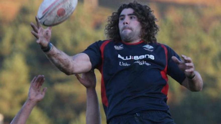 Alejandro Blanco &quot;Monty&quot; intenta atrapar el balón en un &quot;line out&quot;. // Jesús de Arcos