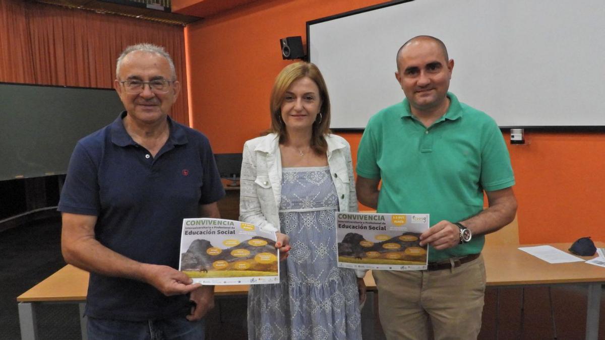 Xosé Manuel Cid, Elena Rivo y Deibe Fernández-Simo, ayer, en la presentación.   | // FERNANDO CASANOVA