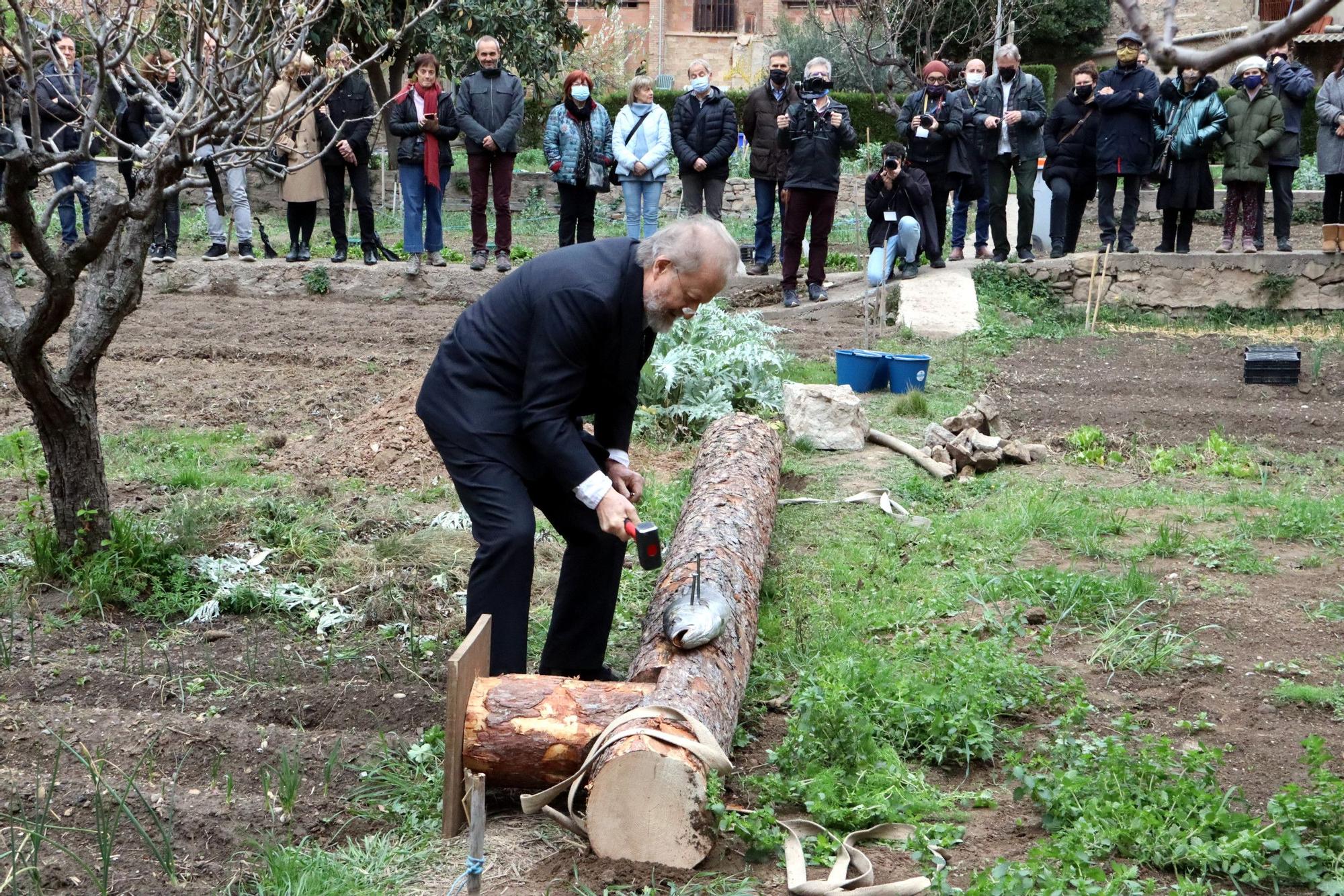 L'escultor Björn Nörgaard fa una acció artística a Manresa