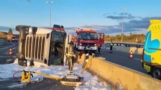 Un camionero, herido grave en un accidente en Valverde de la Virgen (León)