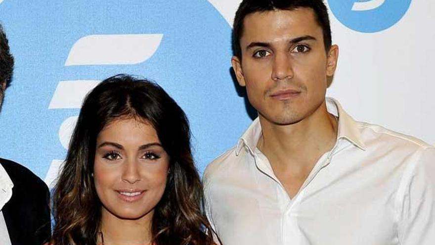 Hiba Abouk y Álex González.