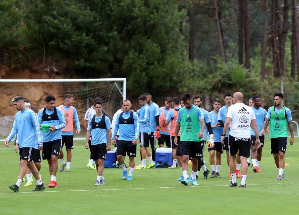 La afición disfruta del entrenamiento del Celta en el Día de Galicia