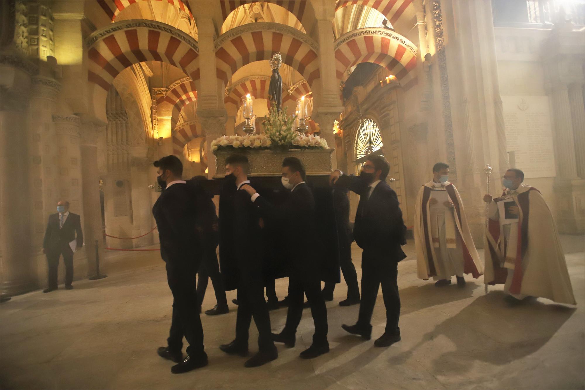 El Vía Lucis de la Virgen de la Fuensanta recoore el Patio de los Naranjos