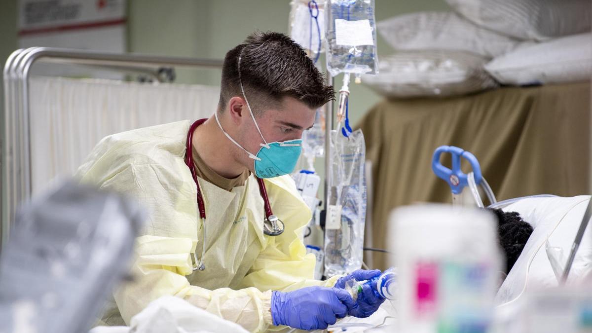 Un sanitario en el Hospital Corpsman.