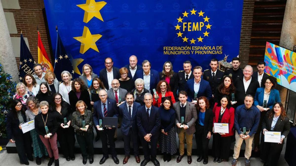 Foto de familia de los premiados en educación por la FEMP, entre ellos el Ayuntamiento de Cabra.