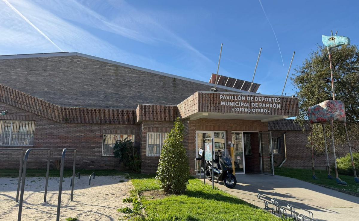 El pabellón de deportes Xurxo Otero de Panxón, cuya cubierta será sustituida. | FDV