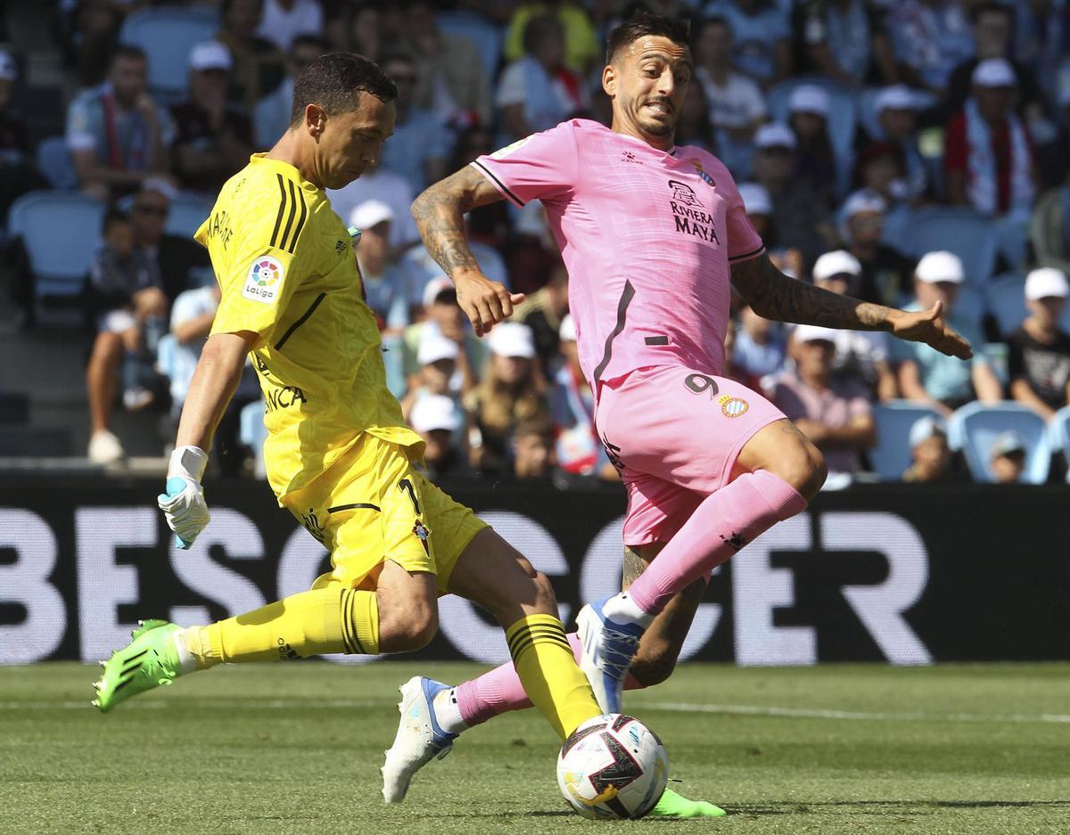 El portero del Celta de Vigo, Agustín Marchesín, despeja el balón ante el delantero del Espanyol Joselu, en el partido de la primera jornada de Liga celebrado en el estadio Balaidos de Vigo. EFE/Salvador Sas