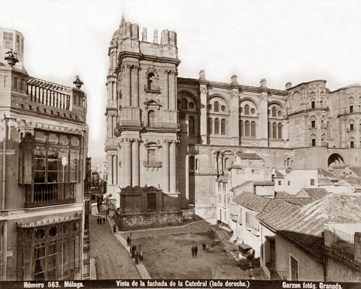 Manzana de edificios delante de la Catedral en 1896, mucho más bajos que los actuales.