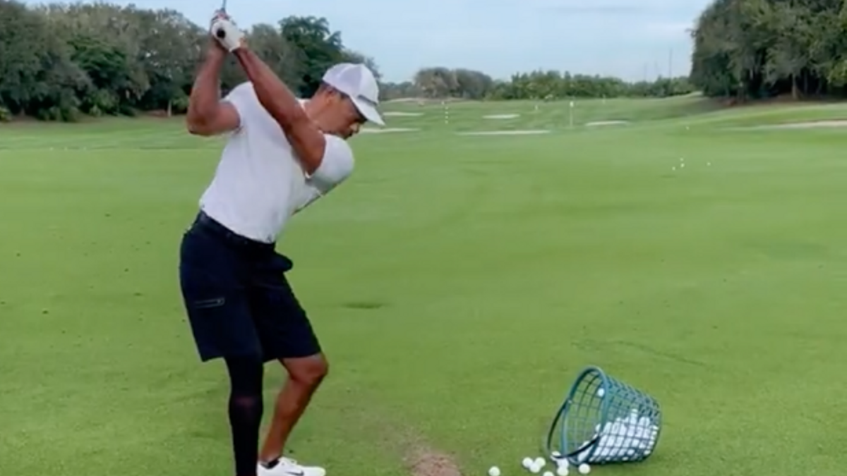 Tiger Woods mostró en un vídeo que ya vuelve a entrenar