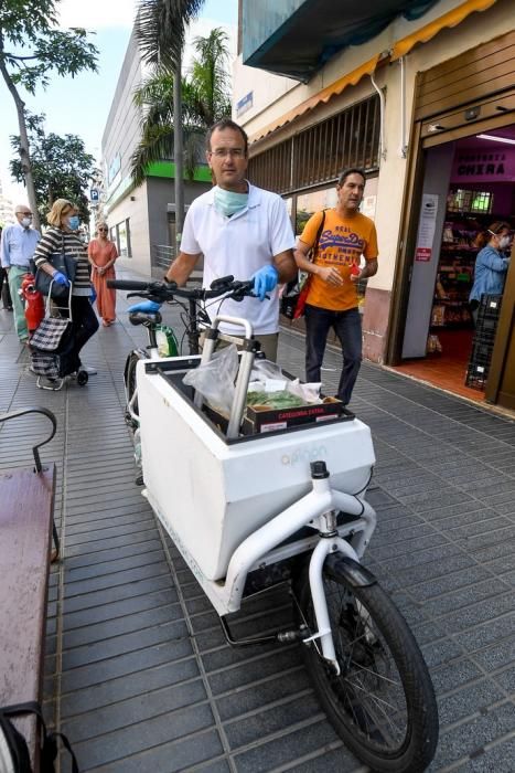 29-04-20  LAS PALMAS DE GRAN CANARIA. CIUDAD. LAS PALMAS DE GRAN CANARIA. Fotos del dia. Este señor reparte la compra a personas que tienen movilidad reducida llevandoles la compra  en el  vehiculo de su empresa llamada Apiñon, se ha tenido que reconvertir pasando de llevar a turistas de los cruceros al reparto. Fotos: Juan Castro.  | 29/04/2020 | Fotógrafo: Juan Carlos Castro