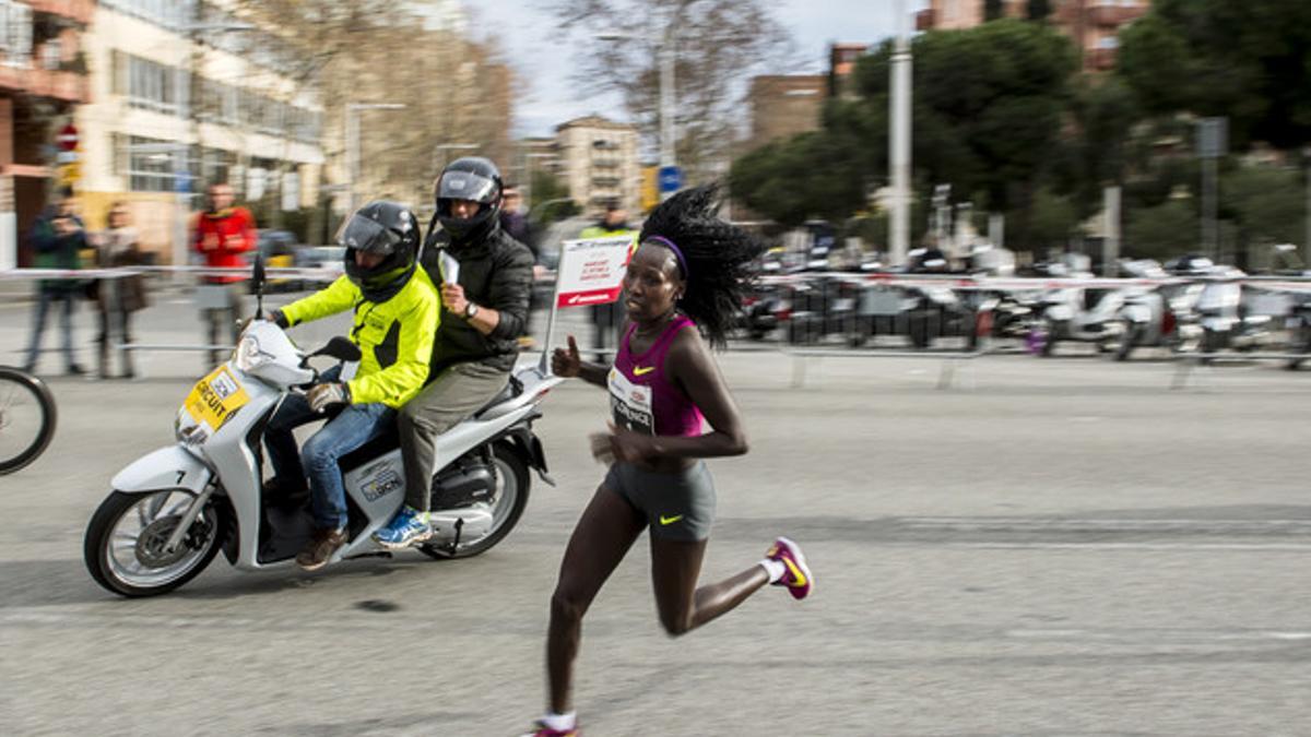 La atleta keniana Florence Kiplagat traza la ultima curva para recorrer los ultimos metros y establecer una nueva plusmarca mundial de medio maratón en Barcelona.