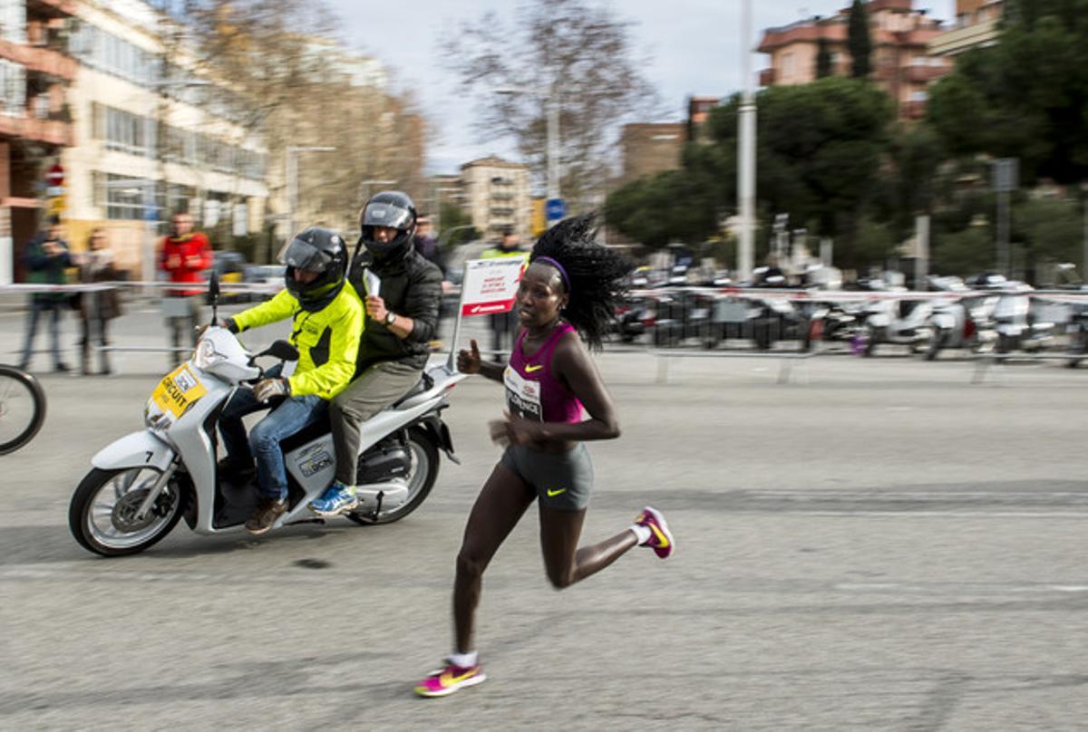 L’atleta kenyana Florence Kiplagat traça l’últim revolt per recórrer els últims metres i establir una nova plusmarca mundial de mitja marató a Barcelona.