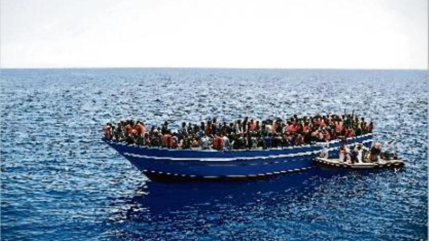 Autoritats italianes i ONG intercepten a alta mar una barca plena d&#039;immigrants.