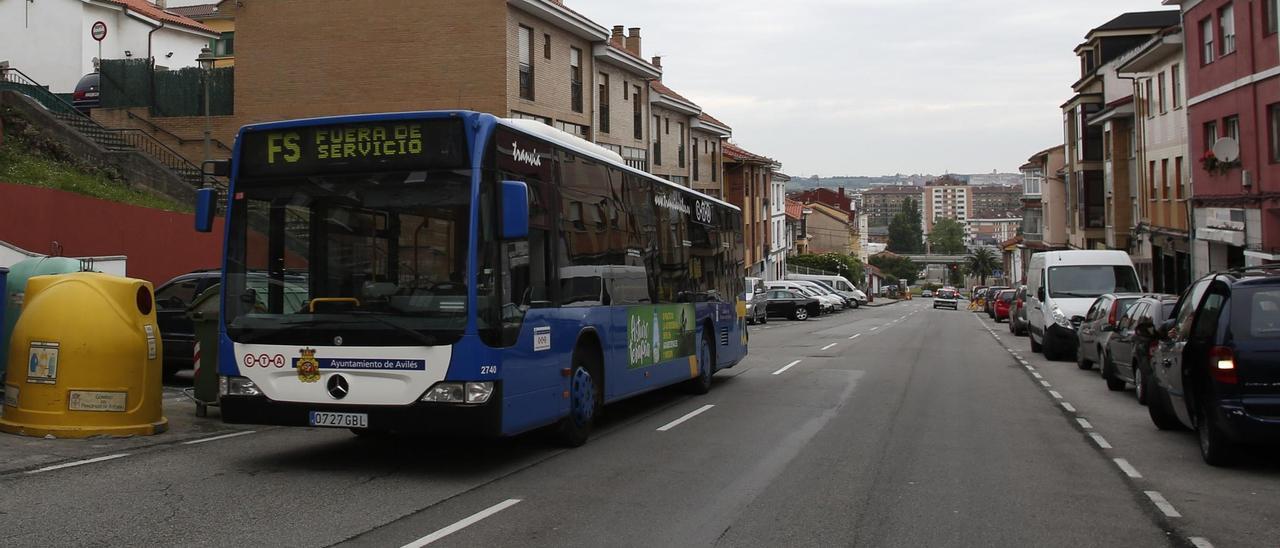 Un autobús de la CTA, por la calle del Carmen de Avilés.