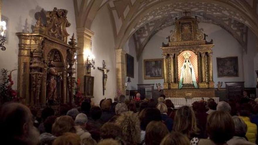 Interior de la capilla de la Balesquida, con Nuestra Señora de la Esperanza al fondo.