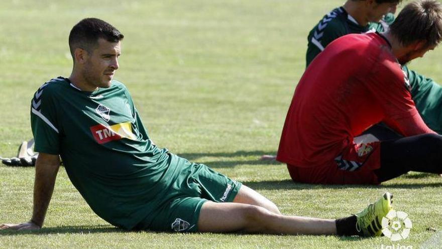Víctor Rodríguez, estirando tras un entrenamiento