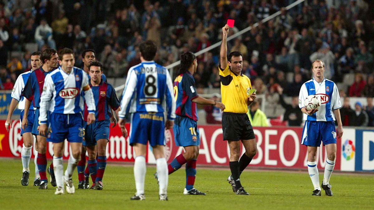 El árbitro muestra una roja en el derbi del 12 de diciembre de 2003 que acabó con seis expulsados.
