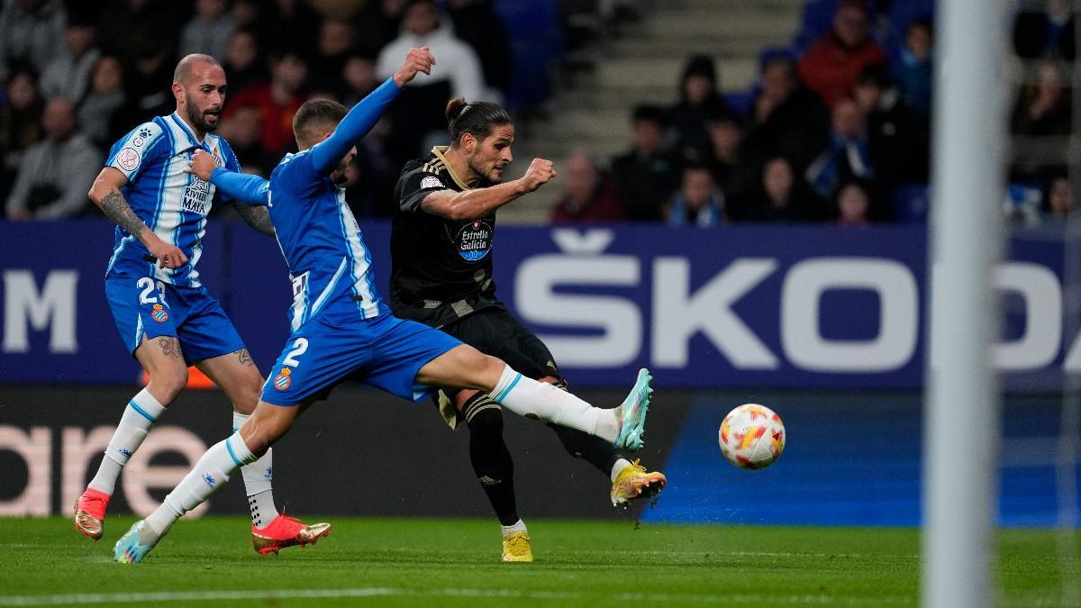 Óscar Gil, en una acción del partido