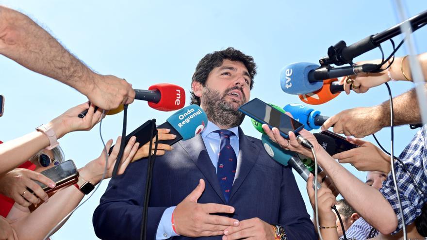 López Miras critica que el Gobierno de Sánchez no ha informado sobre el traslado de inmigrantes desde Canarias
