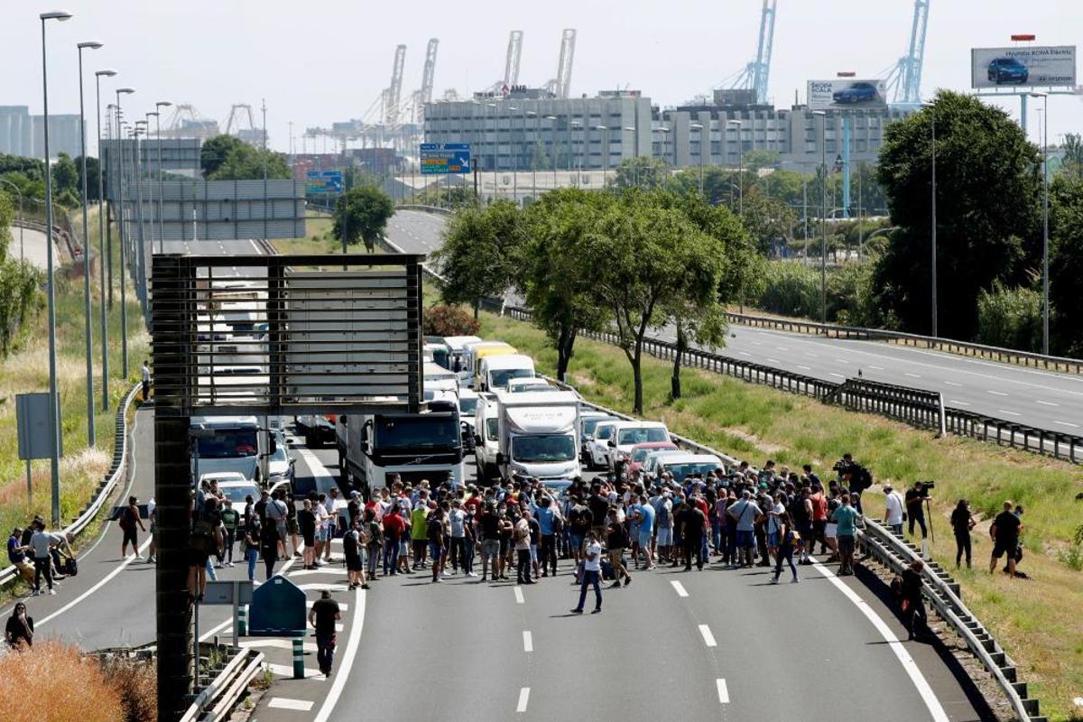 Trabajadores de la planta de Nissan en la Zona Franca de Barcelona protestan ante el cierre