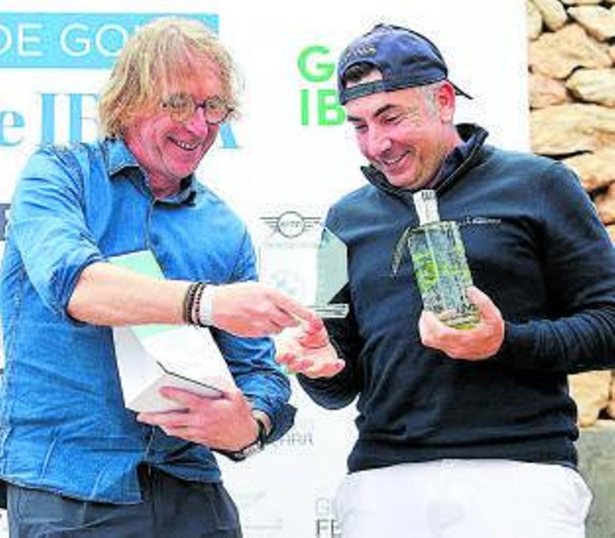 Juanan Martínez recoge el trofeo de manos de Bernardino Jaume, presidente de la Federación Balear de Golf.