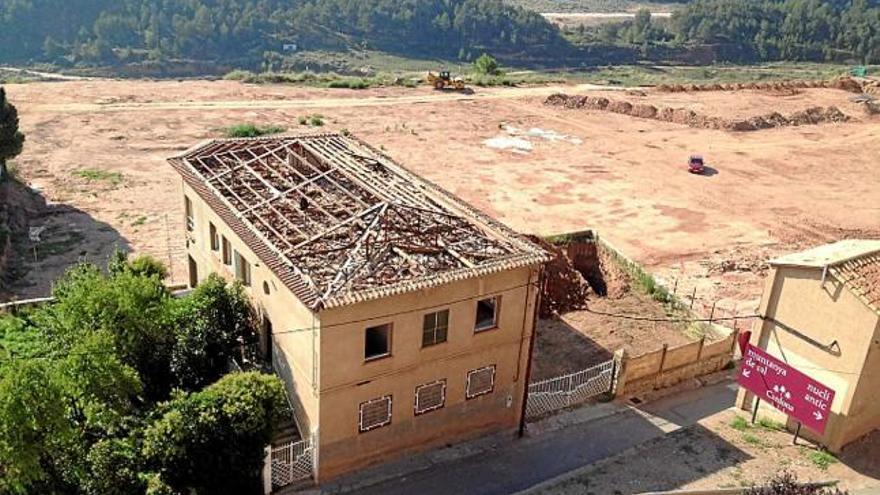 La casa que s&#039;està enderrocant, amb la teulada ja mig desmuntada