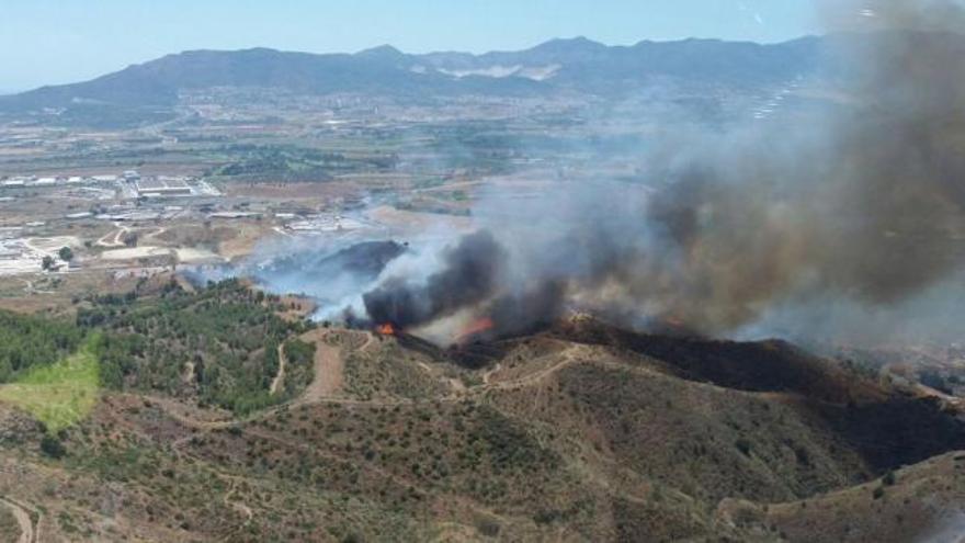 Casi un centenar de efectivos tratan de extinguir el incendio de Los Asperones